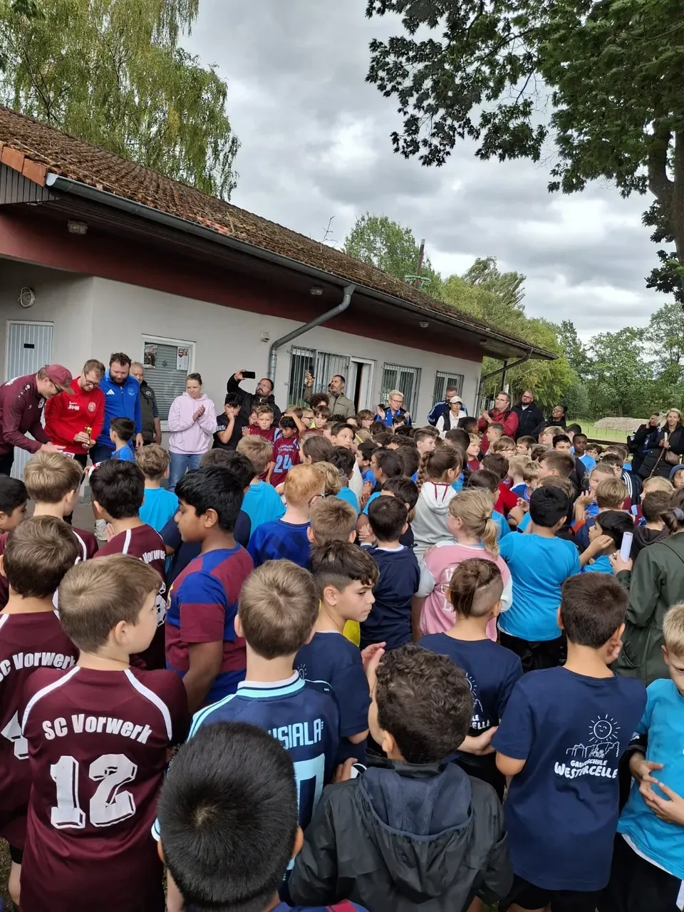 War­ten auf die Sie­ger­eh­rung